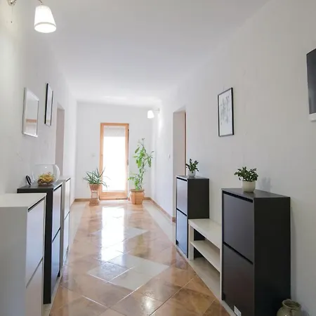 Five-bedroom In Vinjani Donji