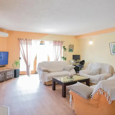 Five-bedroom In Vinjani Donji Majici