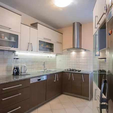Five-bedroom In Vinjani Donji * Majici