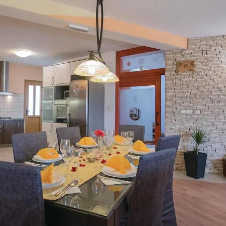 Five-bedroom In Vinjani Donji *