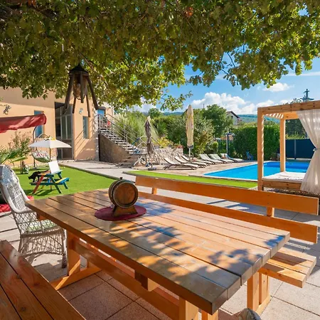 Five-bedroom In Vinjani Donji Ferienhaus
