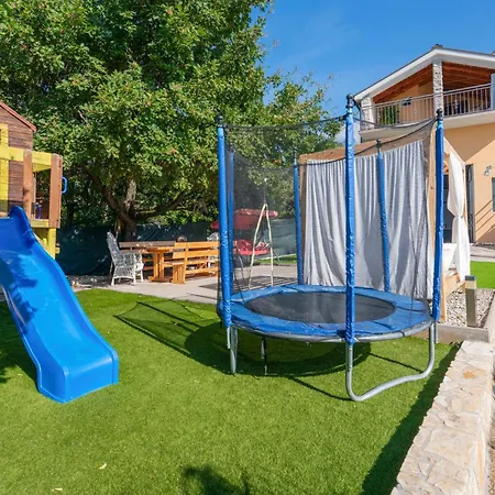Ferienhaus Five-bedroom In Vinjani Donji