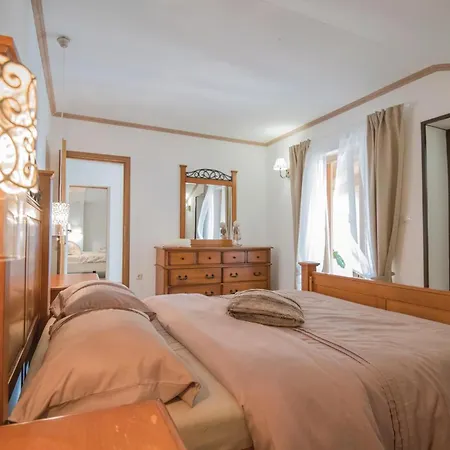Ferienhaus Five-bedroom In Vinjani Donji *
