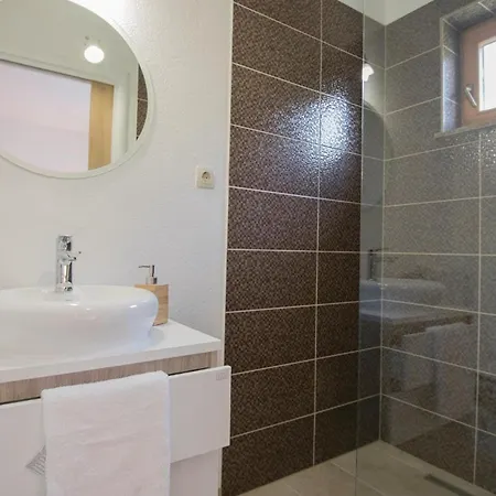 Ferienhaus Five-bedroom In Vinjani Donji