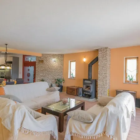Ferienhaus Five-bedroom In Vinjani Donji