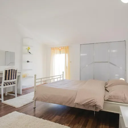 Five-bedroom In Vinjani Donji Ferienhaus *