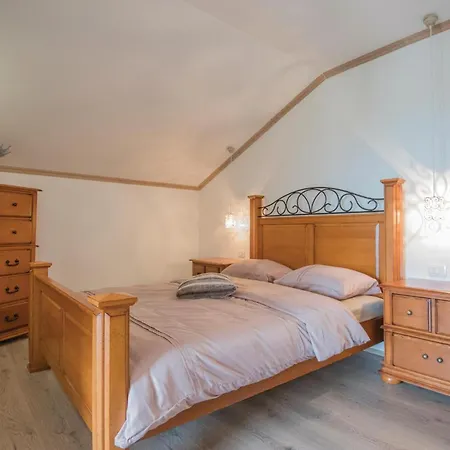 Five-bedroom In Vinjani Donji Ferienhaus