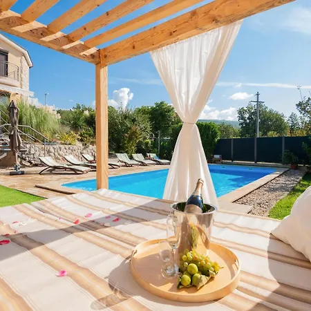 Five-bedroom In Vinjani Donji Majici
