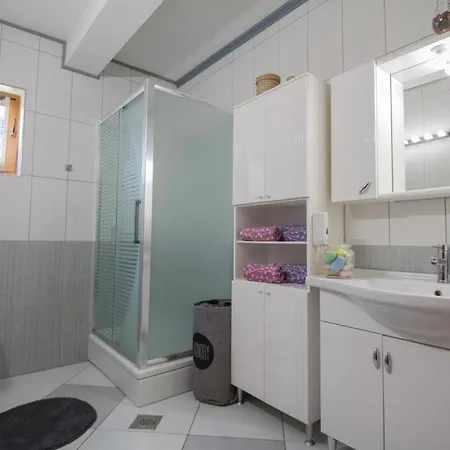 Ferienhaus Five-bedroom In Vinjani Donji