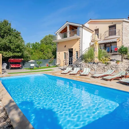 Five-bedroom In Vinjani Donji
